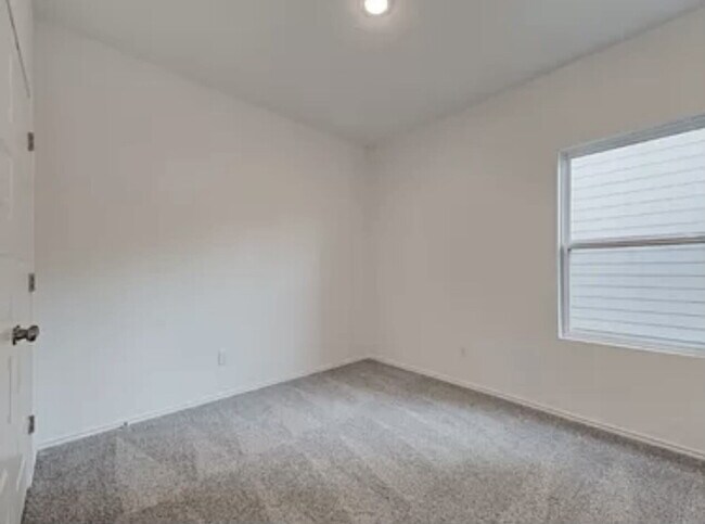 Photo - "Spacious 3-Bedroom Gem with 2 Full Baths ... Unidad #7