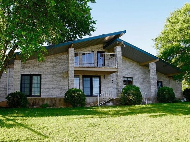 Building Photo - FOR LEASE!! Rental