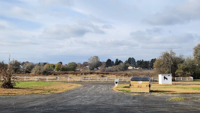 Photo - MillerVille #10, #11, #12 Unidad #10