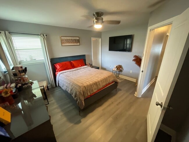 Photo - 676 Aline St