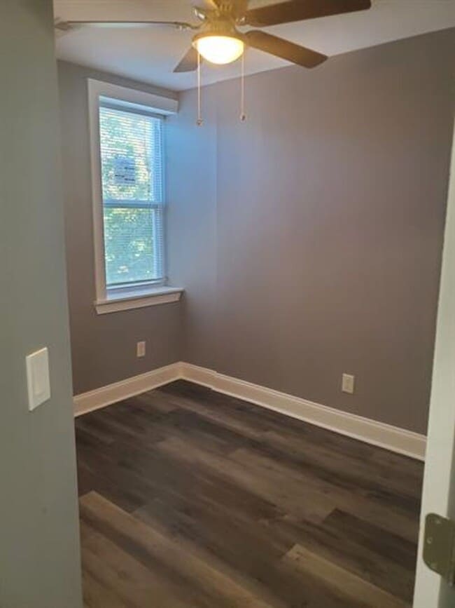 1607 Division St Unidad 3B Available $650