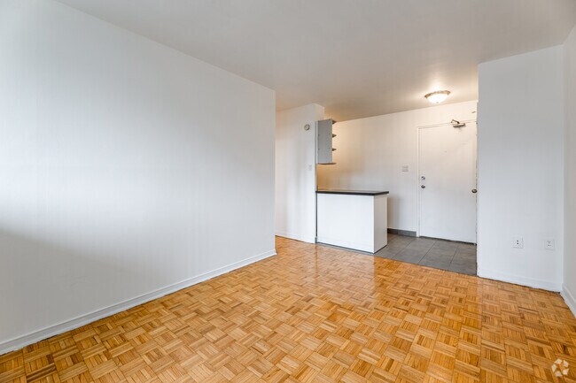 2BR, 1BA - 615SF - Living Room - 135 Isabella St