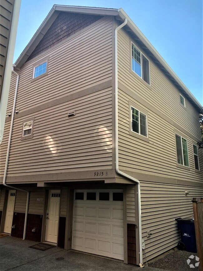 Building Photo - Lovely, Spacious 3 bed/2.5 bath townhome i...