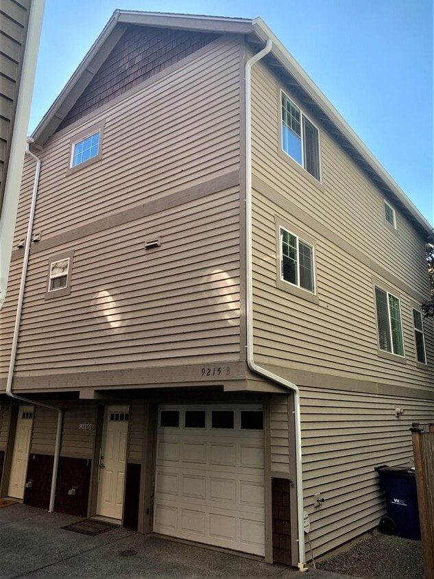 Lovely, Spacious 3 bed/2.5 bath townhome i... - Lovely, Spacious 3 bed/2.5 bath townhome i...