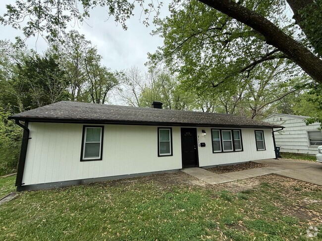 Building Photo - 5 Bedroom Rental