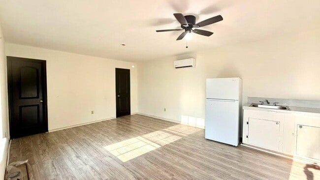 Photo - 3102 E Plum St