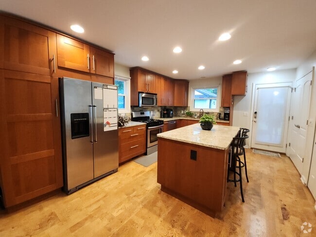 Building Photo - 1012 Elm St Rental