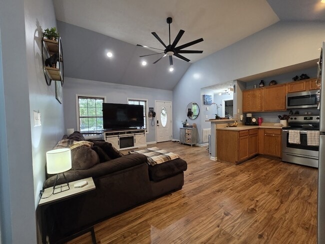 Photo - 112 Lee Ln