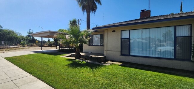 Building Photo - Large 3/3 Single-Family Home With Giant Yard
