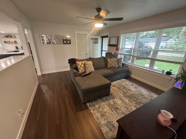 Photo - 303 E Broadmoor St