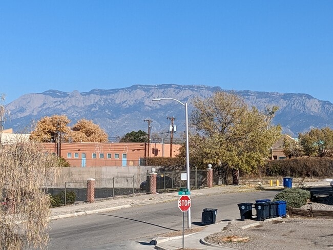 2 Bdrm/1 Bath with a beautiful view - 3513 Tulane Drive Northeast Unit Apt 4