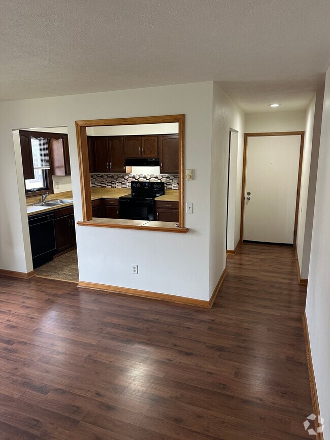 Building Photo - Immaculate Updated 2 Bedroom Rental