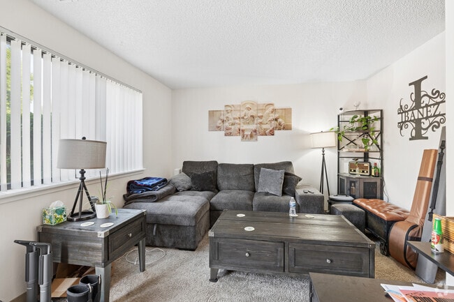 1 dormitorio, 1 baño - 588 pies cuadrados - Sala de estar - Kipling Townhomes