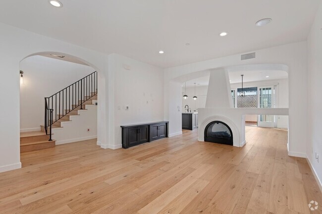 Building Photo - Beautifully updated luxury townhome