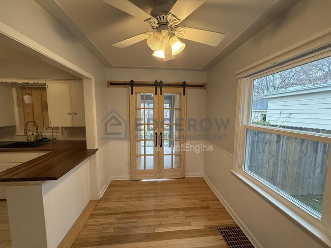 Photo - 844 Reynard St SE