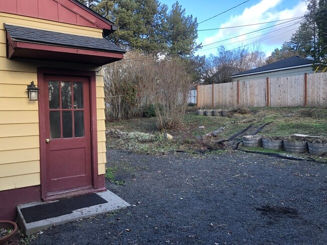 Building Photo - 1010 NW Fisk St Unit Lower