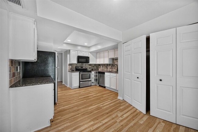 Building Photo - 2107 N Red Cedar Cir