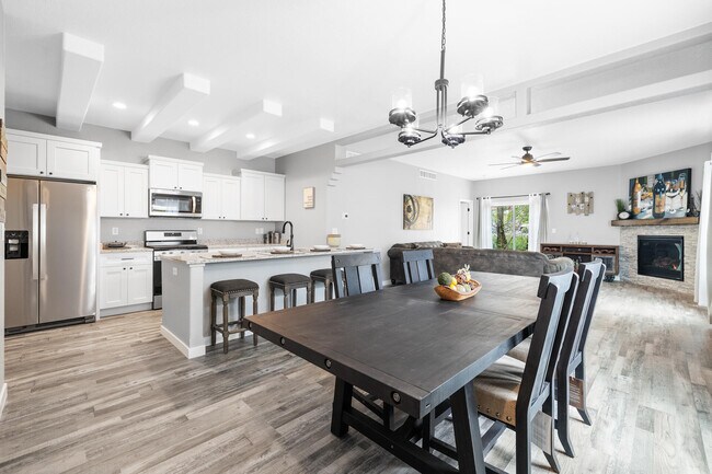 Photo - 1310 Daisy Dr