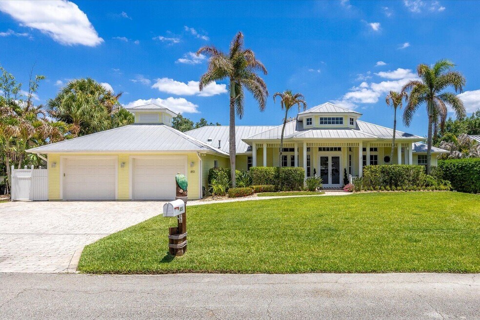 851 SW Pine Tree Ln
