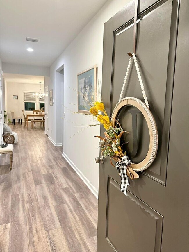 Photo - 3 bedrooms and 2 full bathroom- Located in...