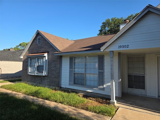 19302 Woodglen Dr