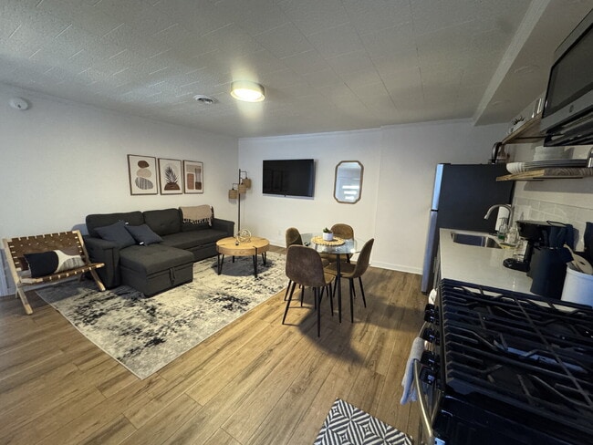 fully furnished 2-bedroom, 1-bath upper duplex
