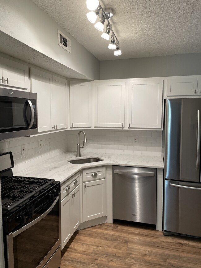 Hermosos electrodomésticos de acero inoxidable - 9055 Wrenwood Ln Unidad 9055 Wrenwood