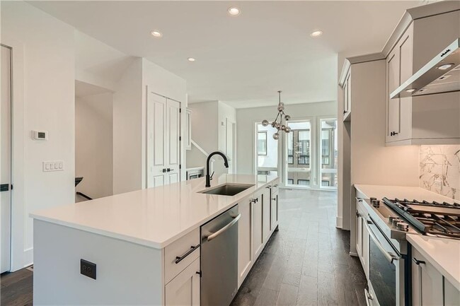 Photo - 300 Gibson St SE