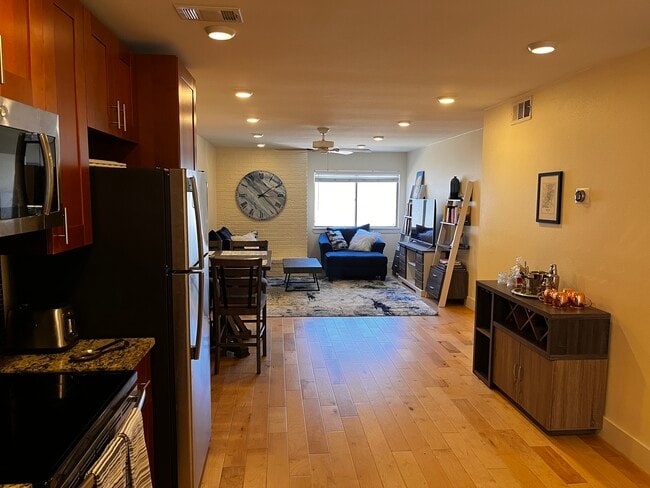 Sala de estar, vista desde la cocina. - 909 Reinli St Unidad 213