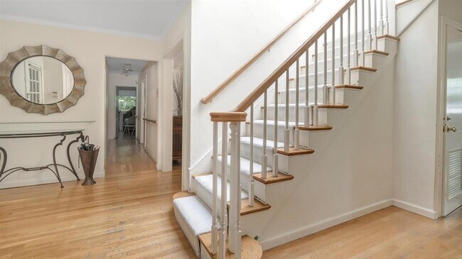 Photo - 17 Hilltop Dr W