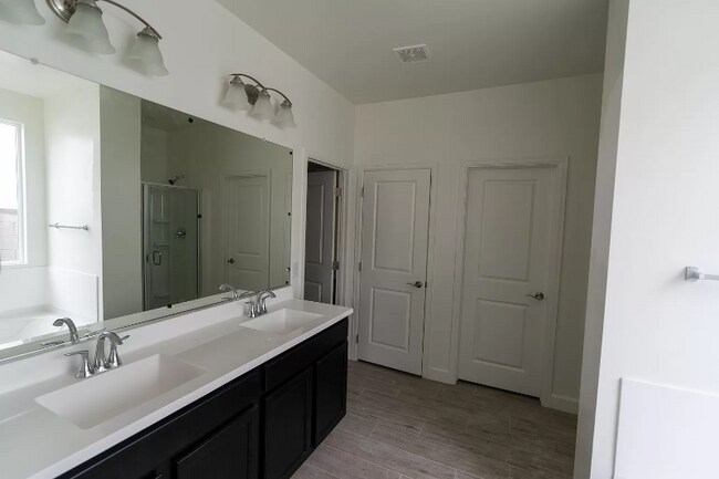 Photo - 640 E Vail Ln