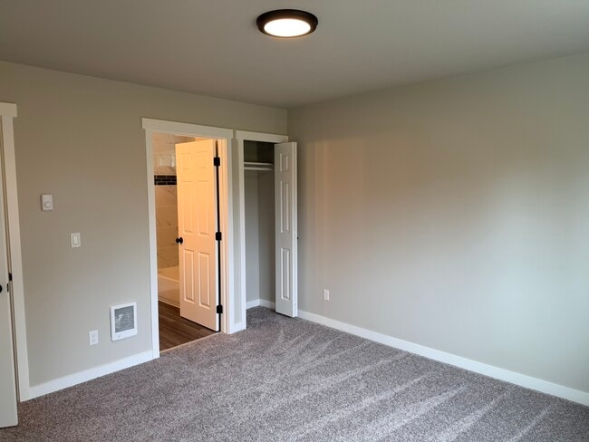 Photo - 4937 Sleater Kinney Rd NE