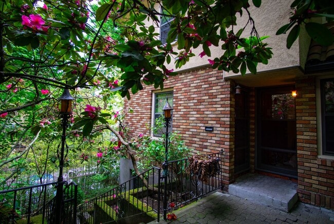 Building Photo - 912 SW Vista Ave Unit 211