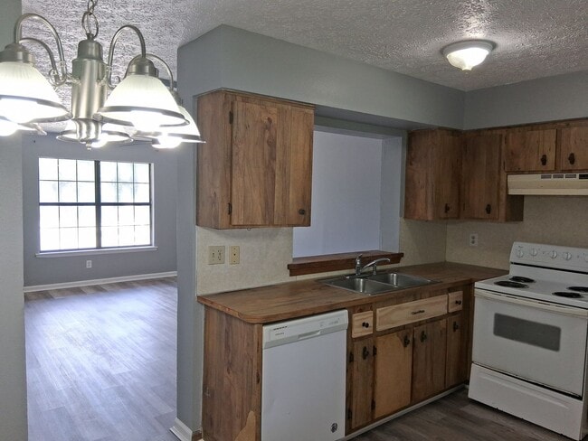 Photo - 822 Village Dr