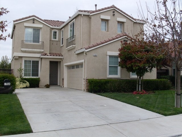 Building Photo - Brentwood Beauty 3 Bed 2.5 Bath