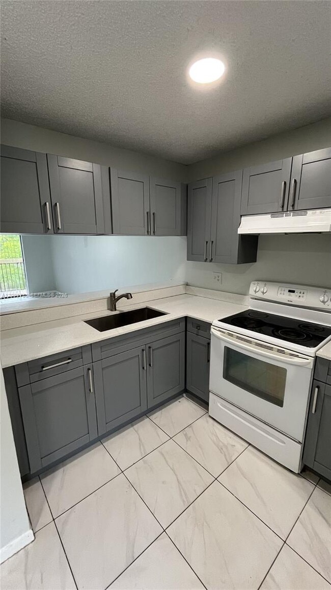 Building Photo - 4010 Lakeside Dr Unit 4010