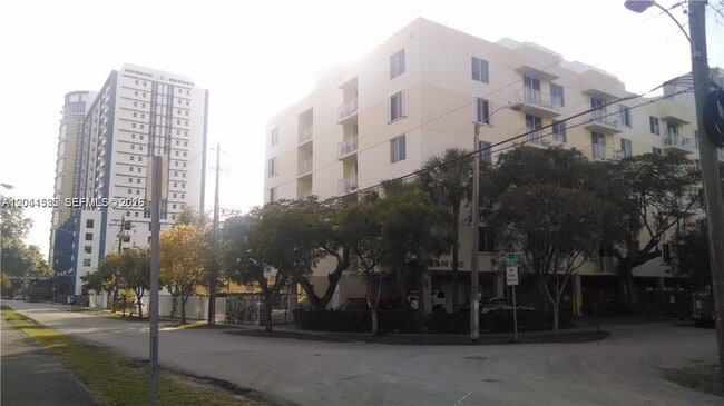 Building Photo - 126 SW 17th Rd Unit 301