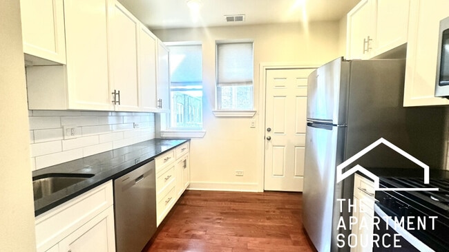 Building Photo - 1159 W Lunt Ave Unit 3