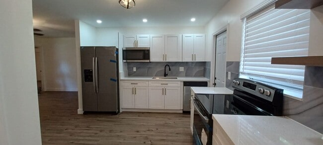 Photo - Stylish Fort Lauderdale 3/2 with Stainless Steel & Wood Floors