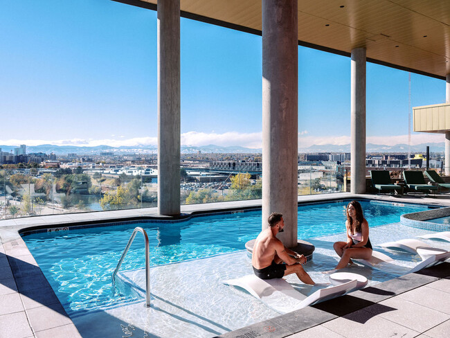 ¡Esas vistas a la montaña desde la piscina climatizada! - Flora RiNo Apartamentos