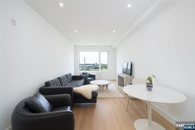 Photo - 3309 Liberty Ave Unit 204