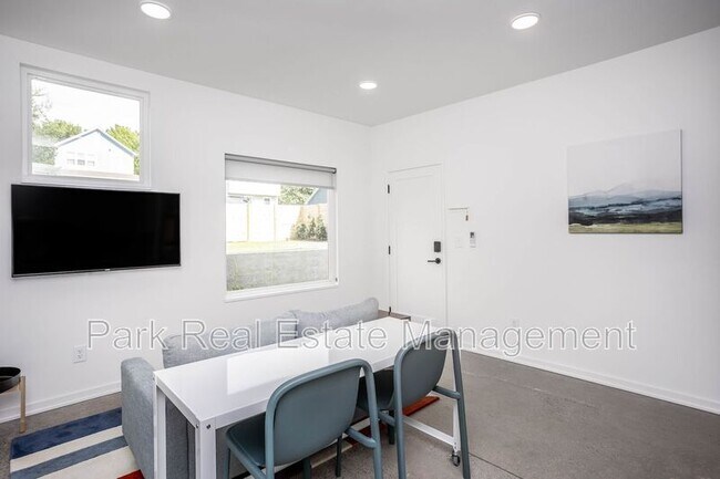 Photo - 323 S East St