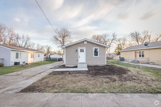 Building Photo - Updated 3 bedroom with detached garage Rental