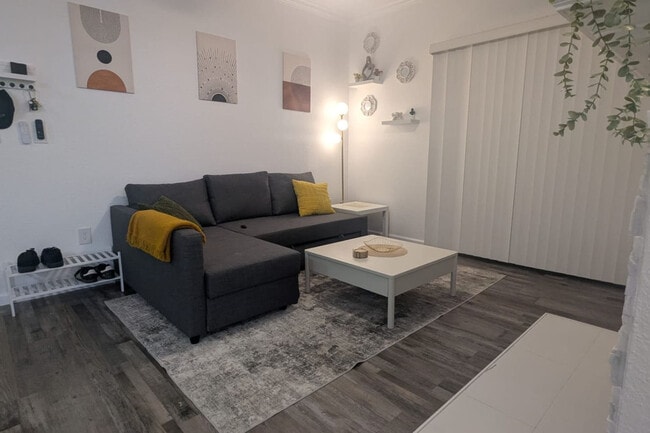 Building Photo - 2929 Kings Rd Unit ID1335761P