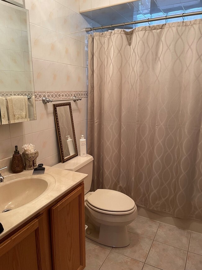 FULL BATH WITH BATHTUB - 703 N 11th Ave Unit 1