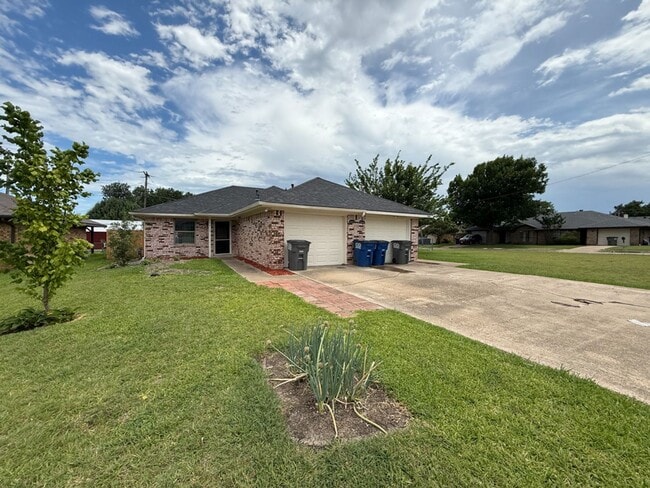 Building Photo - 5415-5415 Brookhollow Dr Unit 5413 Brookhollow Drive