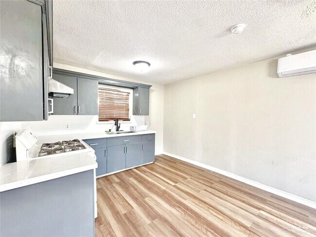 Photo - 8 E Schunior St