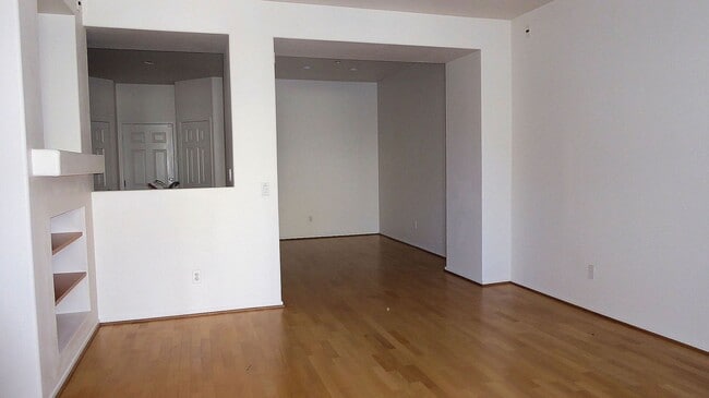 Building Photo - 2 BR 2.5 Bath