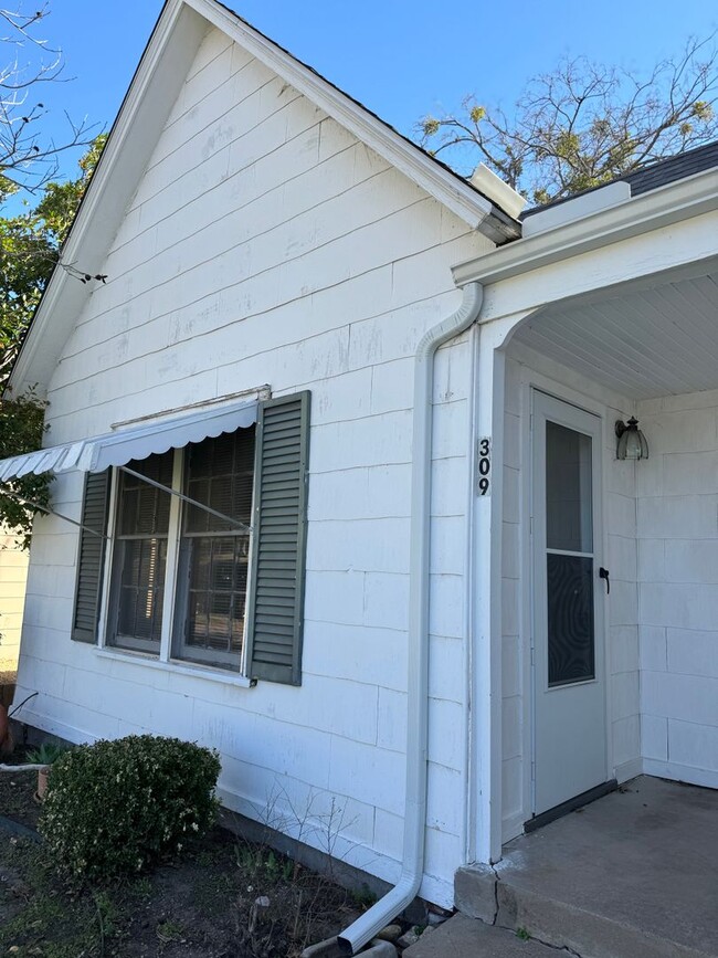 Photo - 309 S Alamo St