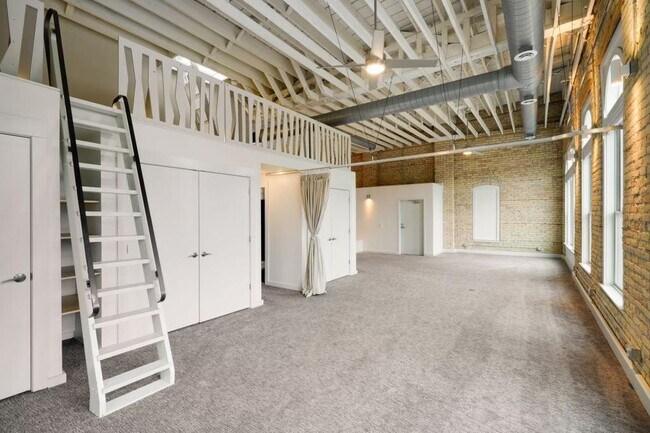 Photo - 109 26th St E